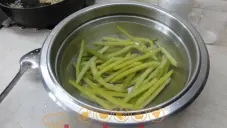 Zelené fazolové lusky na špeku a cibuli